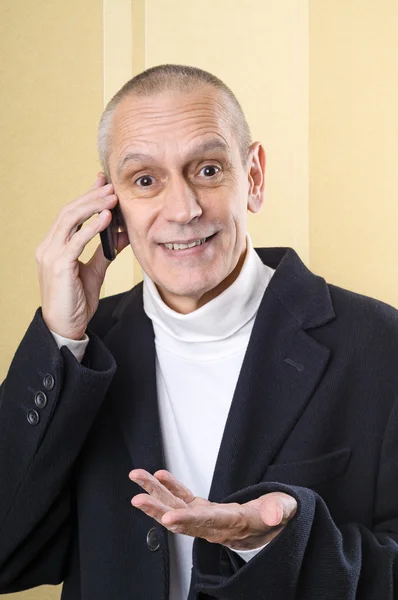 Uomo sorridente e piacevole al telefono — Foto Stock