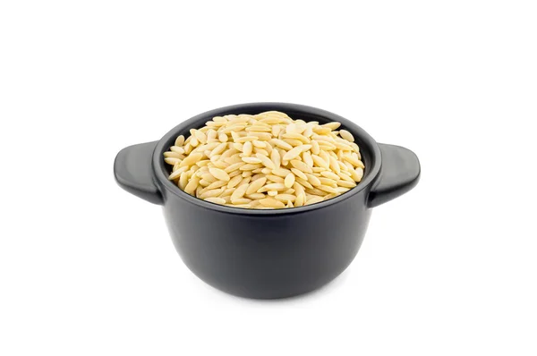 Pasta "orzo" in een zwarte kop — Stockfoto