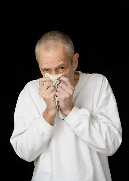 Uomo malato con fazzoletto freddo — Foto Stock