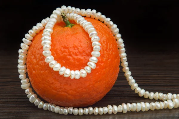 Collar de perlas naturales y mandarín —  Fotos de Stock