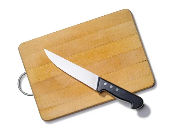Деревянная доска с кухонным ножом — стоковое фото