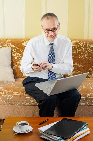 Senior Businessman escribiendo un SMS — Foto de Stock
