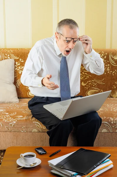 Senior Geschäftsmann mit Computer überrascht — Stockfoto