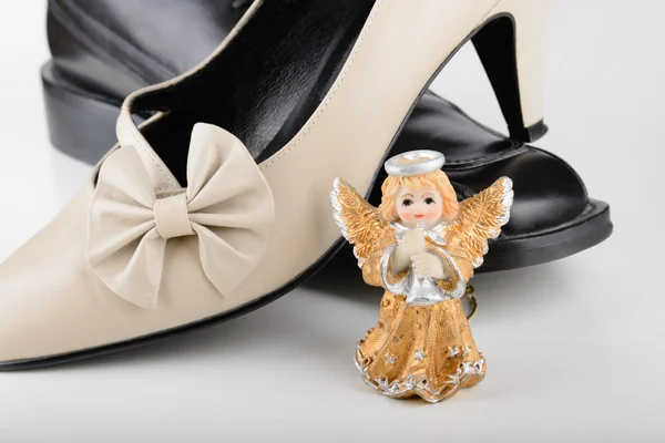 Saint valentine engel met twee schoenen — Stockfoto