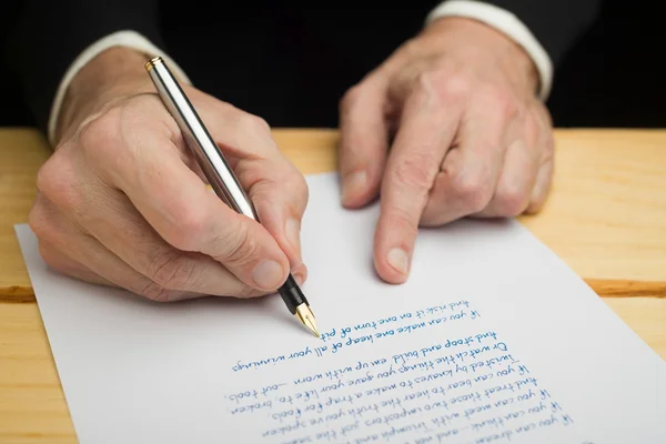 Man met een vulpen — Stockfoto