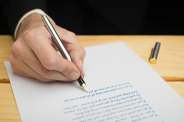 Man met een vulpen — Stockfoto