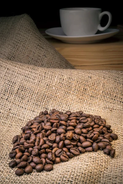 Chicchi di caffè con tazza — Foto Stock