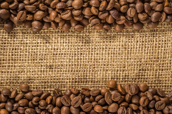 Kaffeebohnen und Burlap — Stockfoto