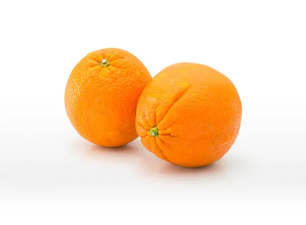 Duas laranjas naturais em branco — Zdjęcie stockowe