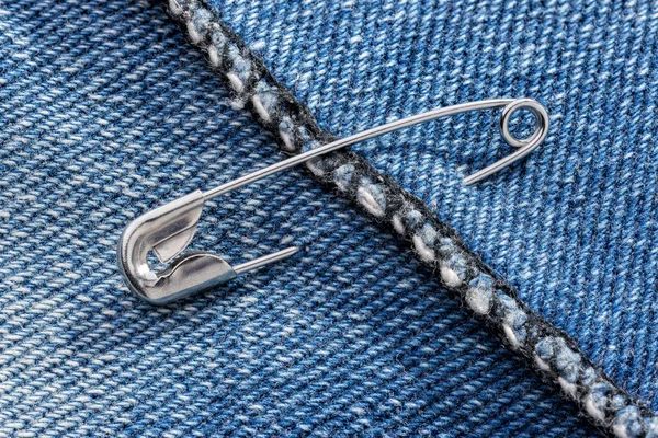 Veiligheidsspeld en jeans — Stockfoto