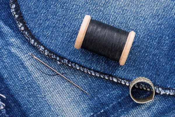 Rollo de Hilo Negro y Jeans — Foto de Stock