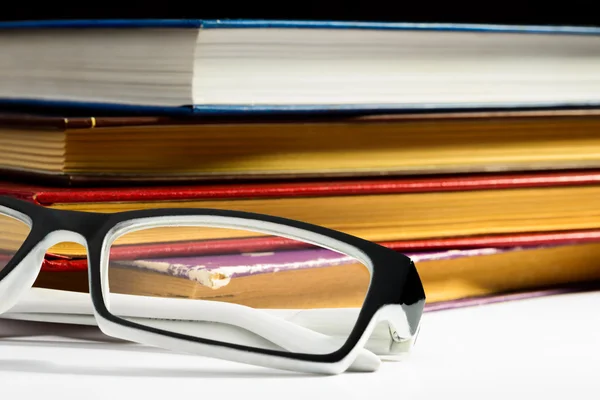 书籍和眼镜 — 图库照片
