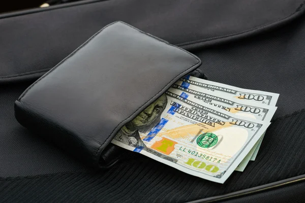 Dólares en una billetera —  Fotos de Stock