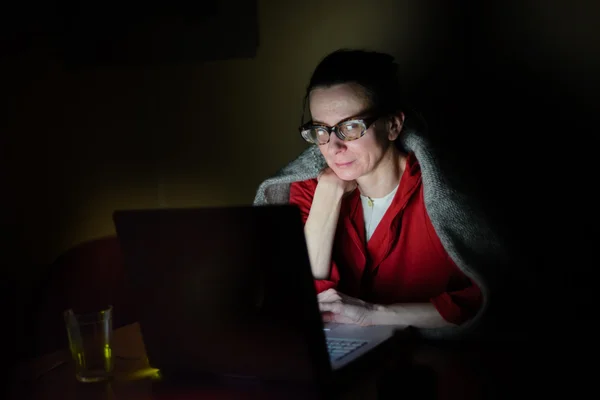 Femme à l'ordinateur dans le noir — Photo