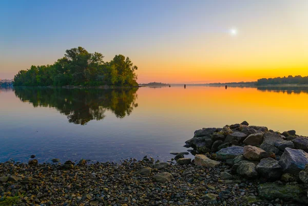 Wschód słońca nad rzeką — Zdjęcie stockowe