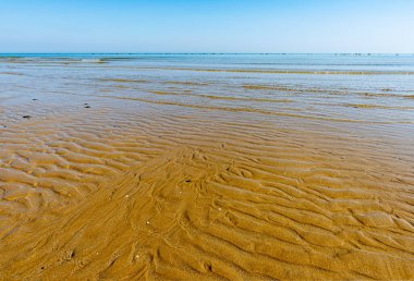 Pesaro, İtalya 'daki kumlu plajdan Adriyatik Denizi manzarası güneşli bir bahar günü