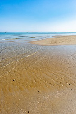 Pesaro, İtalya 'daki kumlu plajdan Adriyatik Denizi manzarası güneşli bir bahar günü
