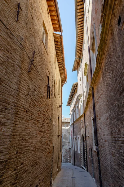 Narrow Street Houses Bricks Urbino Medieval Town Marche Region Italy — Stockfoto