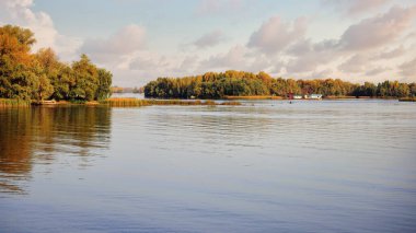 Sabah Dinyeper nehrinin sessiz bir manzarası.