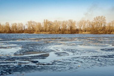 Buzlu Dinyeper Nehri 'ne yakın ağaçlar Ukrayna Kiev' de mavi yansımalı.