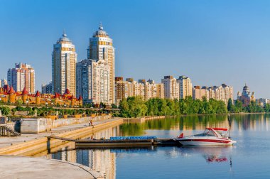 Şafak vakti Kiev 'in Obolon ilçesindeki Obolonska Naberezhna' daki konut binalarının manzarası