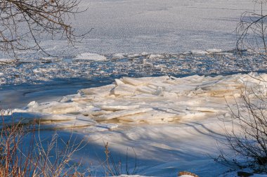 Buzlu Dinyeper Nehri Mavi yansımalı