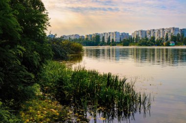 Kiev, Ukrayna'nın obolon bölgesinde Verbne Gölü çevresinde modern binalar