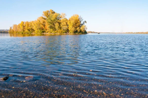 Zonnige Herfstdag Dicht Bij Blauwe Dnjepr Rivier Kiev Oekraïne Met — Stockfoto