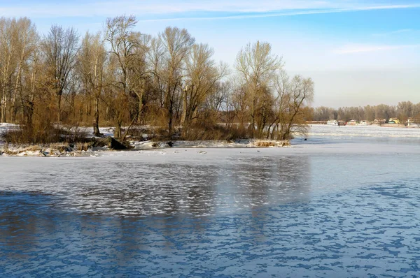 Río Dnieper Helado Con Reflejos Azules —  Fotos de Stock