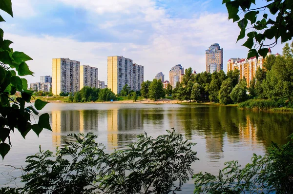 Edificios Modernos Alrededor Del Lago Verbne Distrito Obolon Kiev Ucrania — Foto de Stock