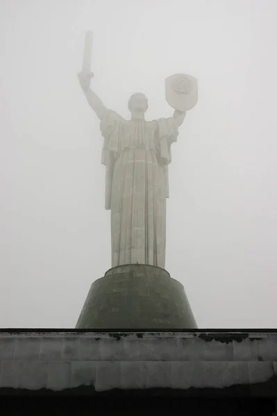 Ukrayna Nın Başkenti Kiev Deki Devasa Anavatan Heykeli Kış Sisinde — Stok fotoğraf