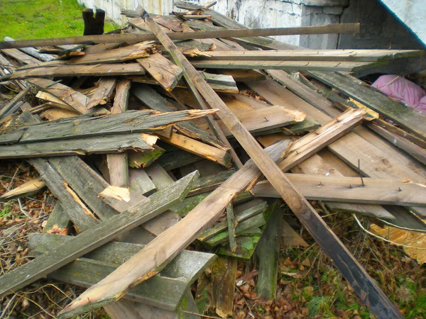 因木屋或栅栏等木制结构被毁而造成的木板破碎 — 图库照片