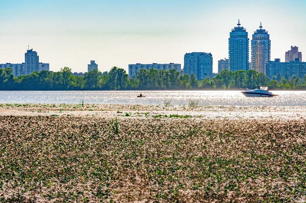 Ukrayna Nın Kiev Kentindeki Dinyeper Nehri Nin Karşısındaki Obolon Bölgesinin — Stok fotoğraf