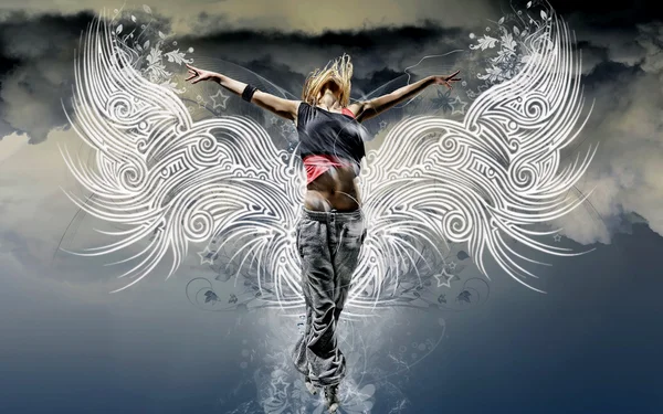 Девушка с крыльями против неба — стоковое фото