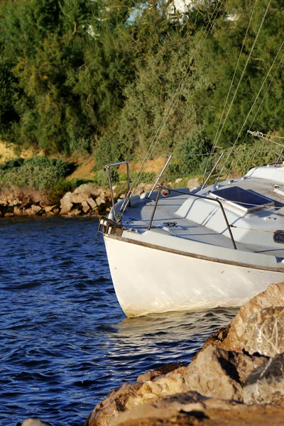 Barco que está localizado no porto — Fotografia de Stock