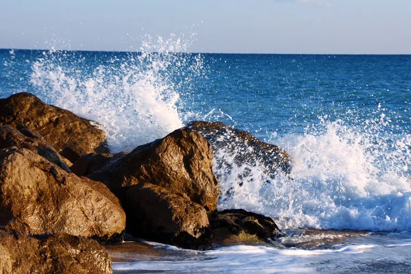 Ondas e rochas — Fotografia de Stock