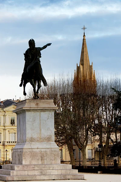 Estatua de caballero y la iglesia — Foto de Stock