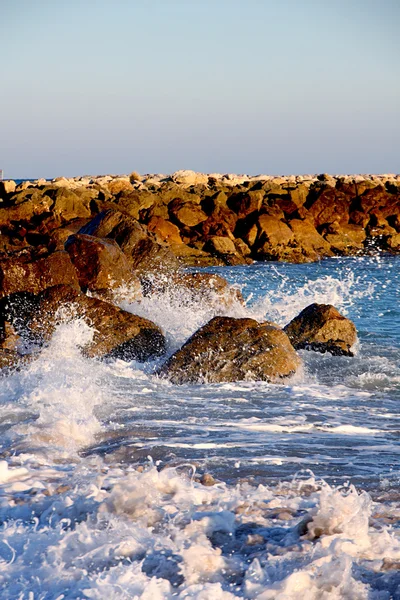 Sommaren vågor och stenar — Stockfoto