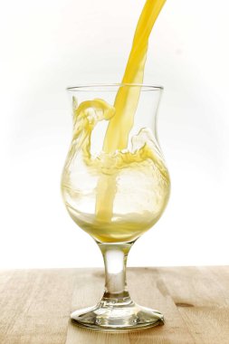 Bardağa portakal suyu dök.