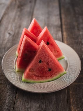 Tabakta taze karpuz dilimleri var. Seçici odaklanma. Sığ alan derinliği.