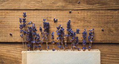 Kurutulmuş lavanta çiçekleri kitap gibi görünüyordu. Makro atış. Seçici odaklanma. Çok sığ alan derinliği.