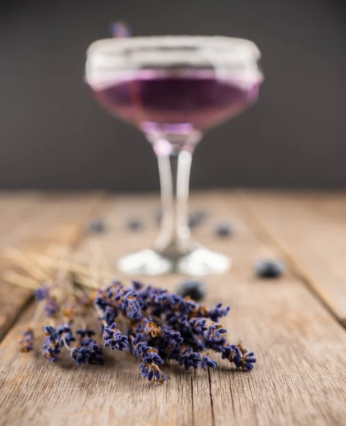 Cocktail Viola Lavanda Morbida Sullo Sfondo Rustico Concentrazione Selettiva Profondità — Foto Stock