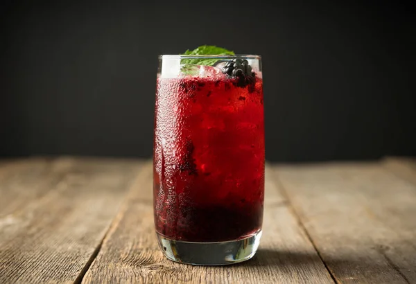 Cocktail Amora Com Gelo Picado Fundo Madeira Rústico Foco Seletivo — Fotografia de Stock