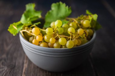 Olgun yeşil üzümler kasede. Seçici odaklanma. Sığ alan derinliği.