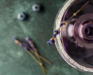 Kırsal arka planda mor lavanta kokteyli. Seçici odaklanma. Sığ alan derinliği.