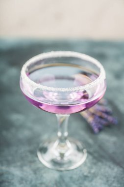 Kırsal arka planda mor lavanta kokteyli. Seçici odaklanma. Sığ alan derinliği.