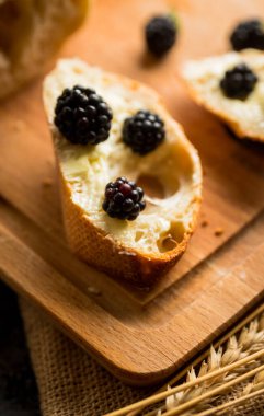 Taze böğürtlenli atıştırmalık. Seçici odak.