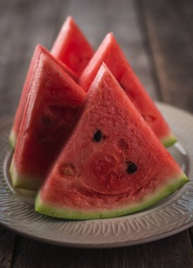 Tabakta taze karpuz dilimleri var. Seçici odaklanma. Sığ alan derinliği.