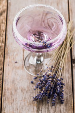 Kırsal arka planda mor lavanta kokteyli. Seçici odaklanma. Sığ alan derinliği.