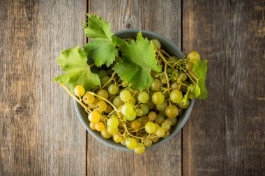 Olgun yeşil üzümler kasede. Seçici odaklanma. Sığ alan derinliği.